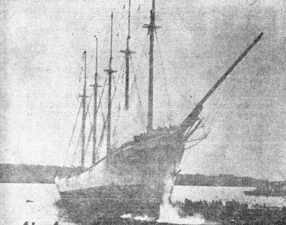 Спуск на воду шхуны 'Кэрролл А. Диринг' 4 апреля 1919 года. Утром 31 января 1921 года она была обнаружена без экипажа, прочно сидящей на мели на банке у островов Дайамонд