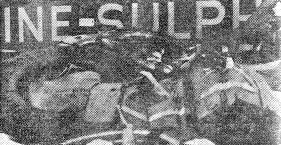 Обломки 'Марин Салфер Куин', в числе которых видны кусок обшивки с наименованием судна, спасательный круг с привязанной к нему форменной рубахой и разорванный спасательный жилет